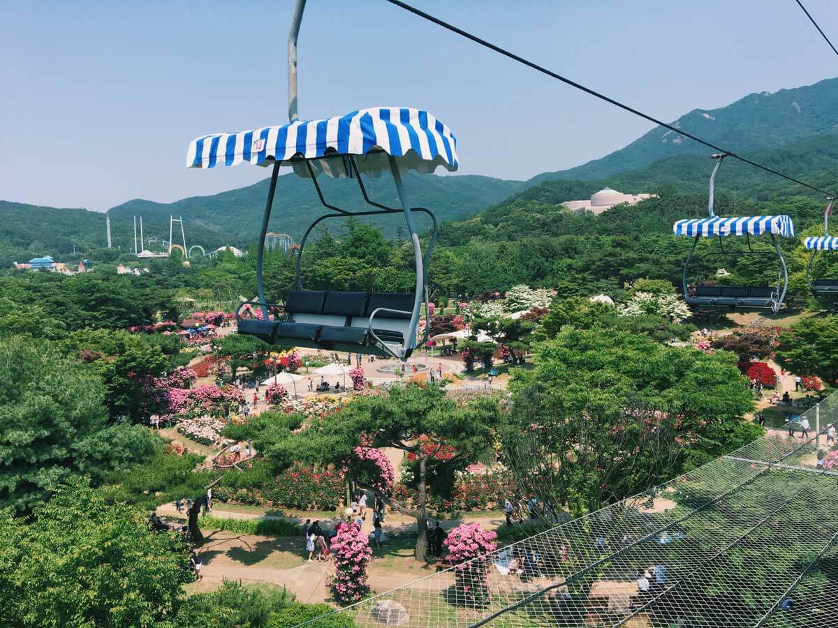 chairlift-at-Seoul-Grand-Park-in-Gyeonggi-Province-Korea