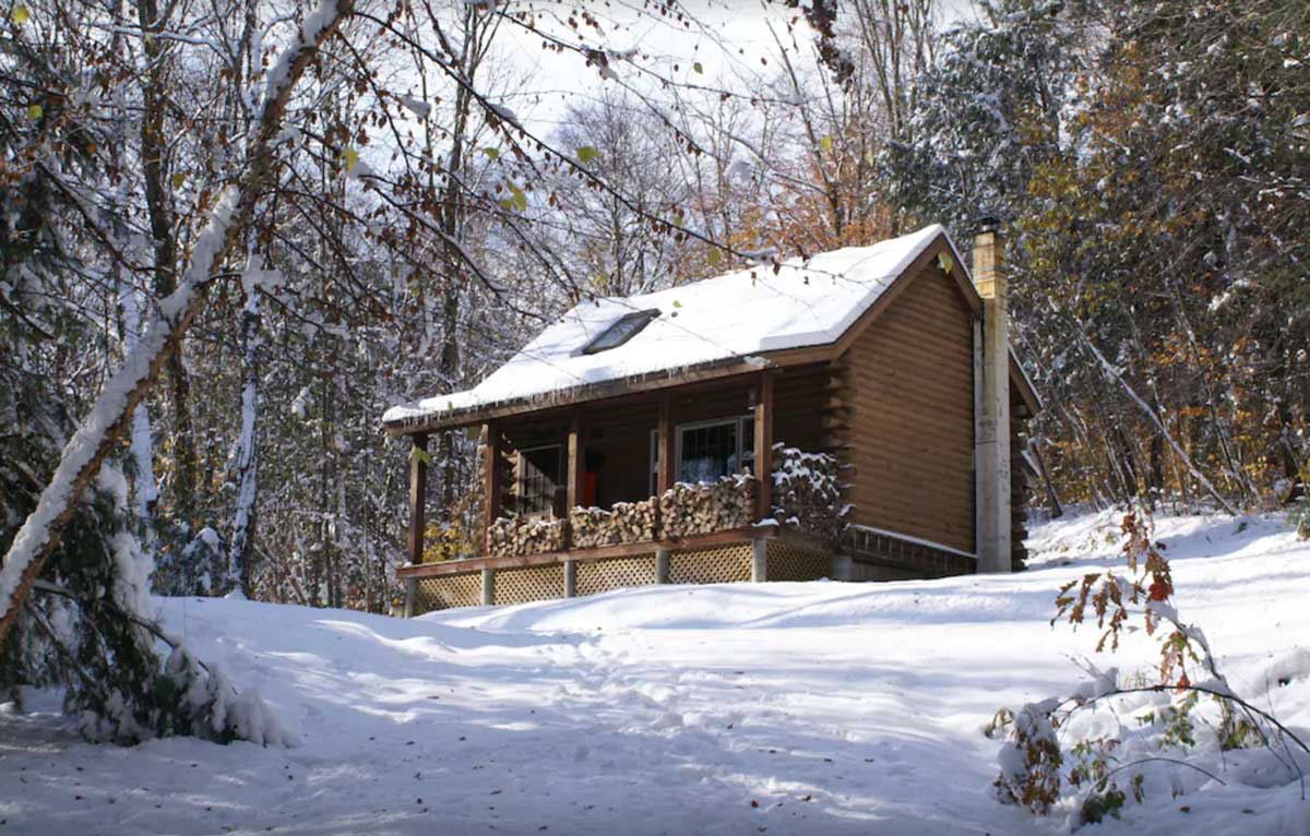 cozy-rustic-log-cabin-rental-in-Vermont-in-Chester