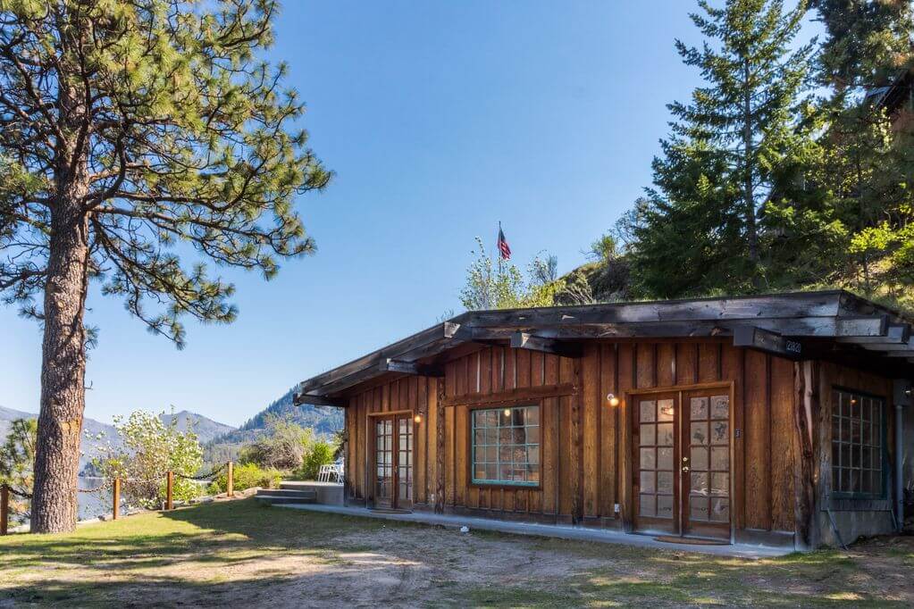 deep water cabin on lake chelan in washington