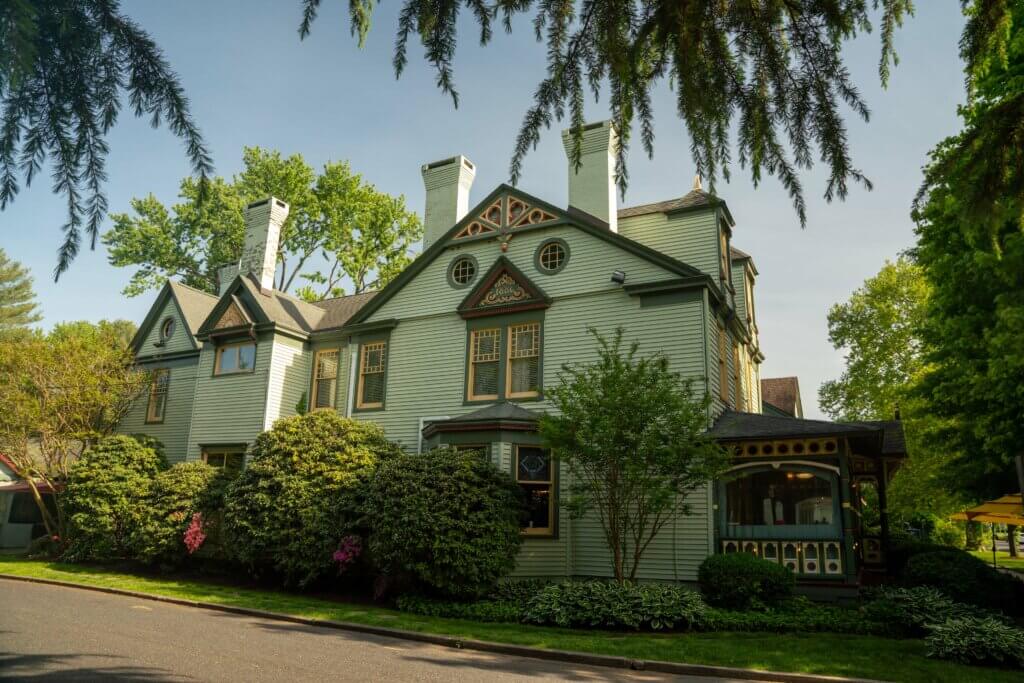 exterior of Vandiver Inn in Havre de Grace Maryland