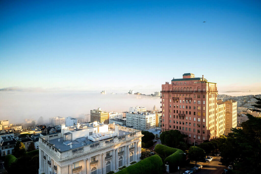 foggy-view-of-Pacific-Heights-a-famous-San-Francisco-Neighborhood-for-beautiful-architecture