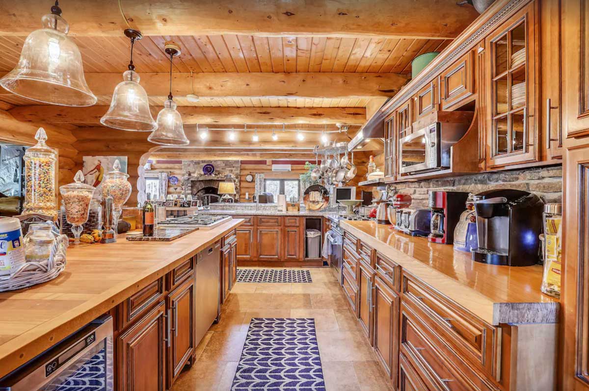gorgeous-large-kitchen-in-a-real-vermont-log-cabin-rental
