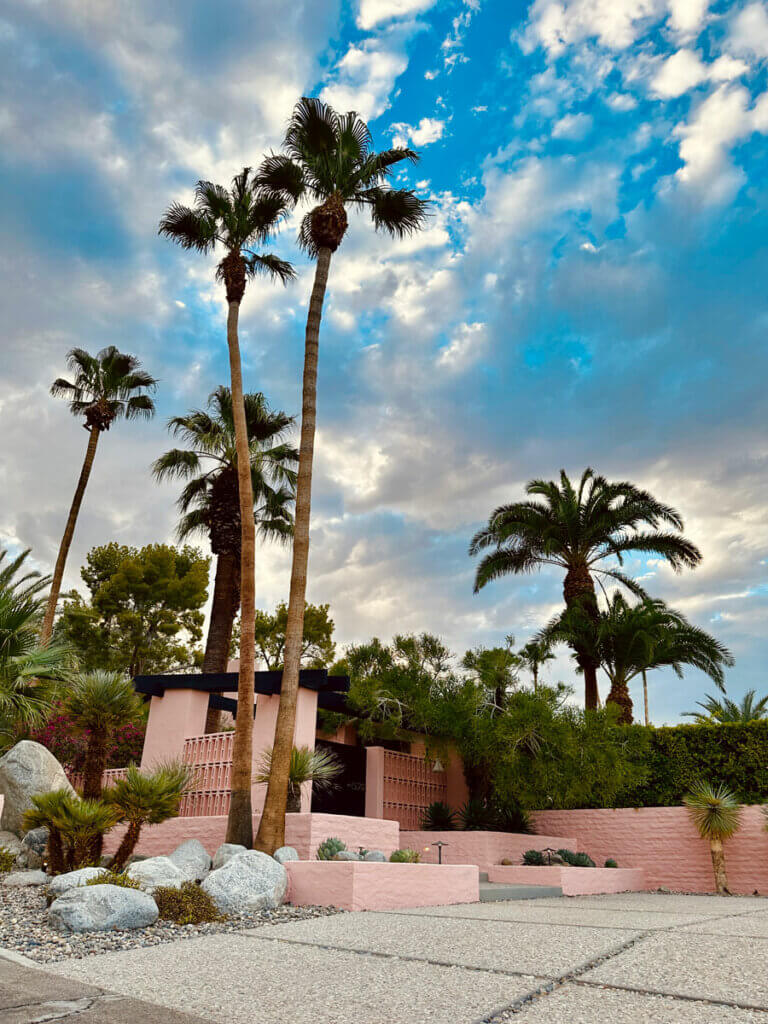 gorgeous-pink-mid-century-modern-house-in-Palm-Springs-Little-Tuscany-neighborhood