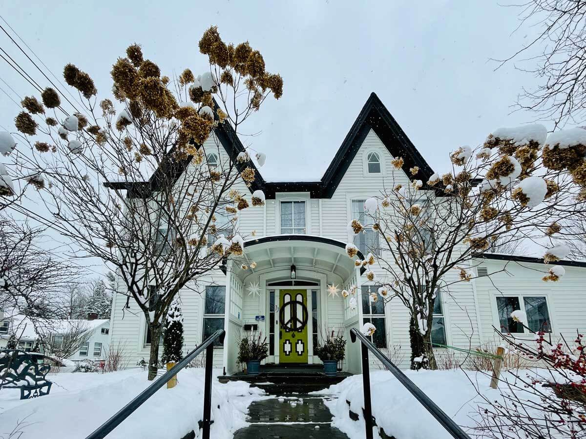 gorgeous-twin-gable-home-in-the-town-of-woodstock-new-york-in-the-catskills