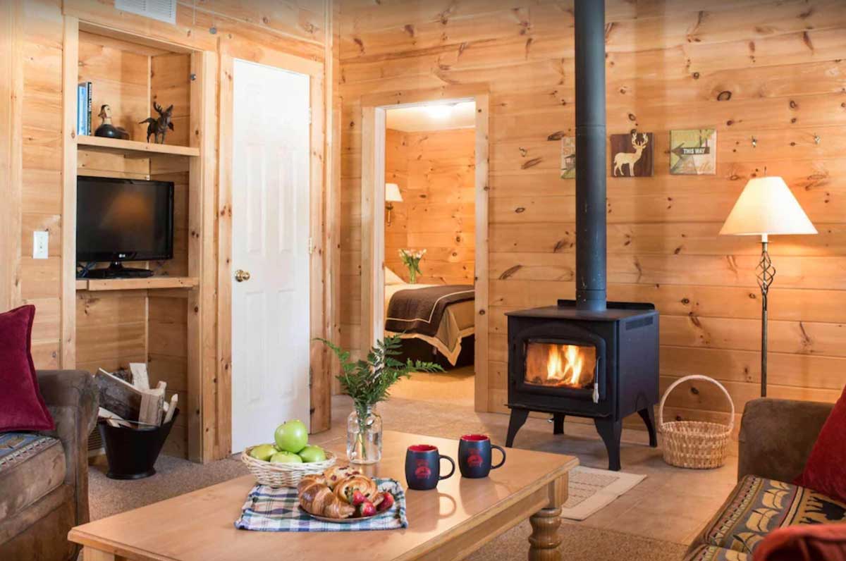 interior-of-romantic-cabin-in-vermont-near-smugglers-notch