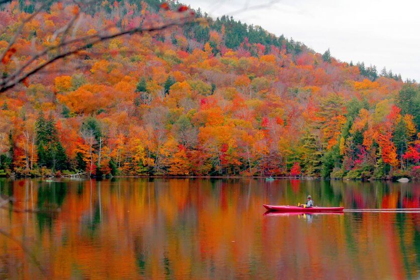 kayak-on-gorgeous-lake-in-Southern-Vermont-during-peak-fall-foliage