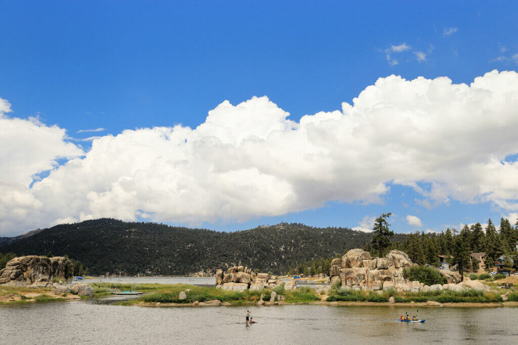 kayaks-and-stand-up-paddle-boarders-at-Boulder-Bay-Park-at-Big-Bear-Lake-California-in-the-summer