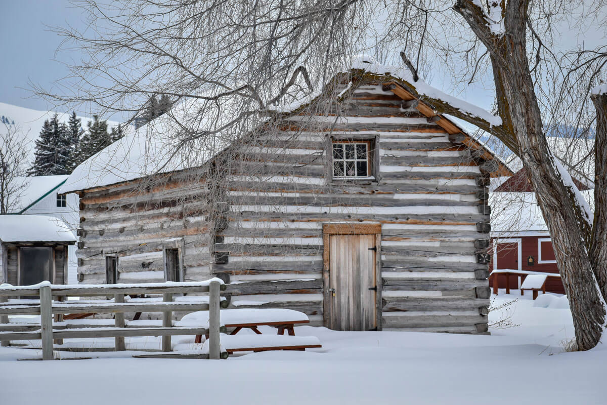 log-cabin-in-the-snow-at-Fort-Missoula-in-Montana