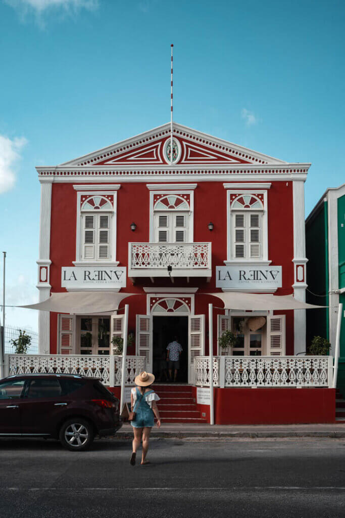 megan walking into La Reina Coffee in Pietermaai in Willemstad Curaçao