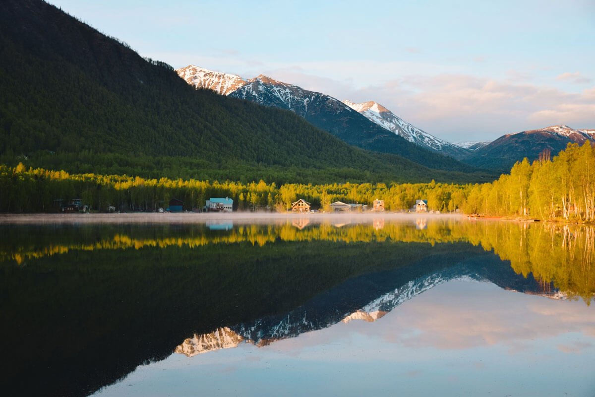 mirror-lake-in-alaska-on-the-drive-from-anchorage-to-denali