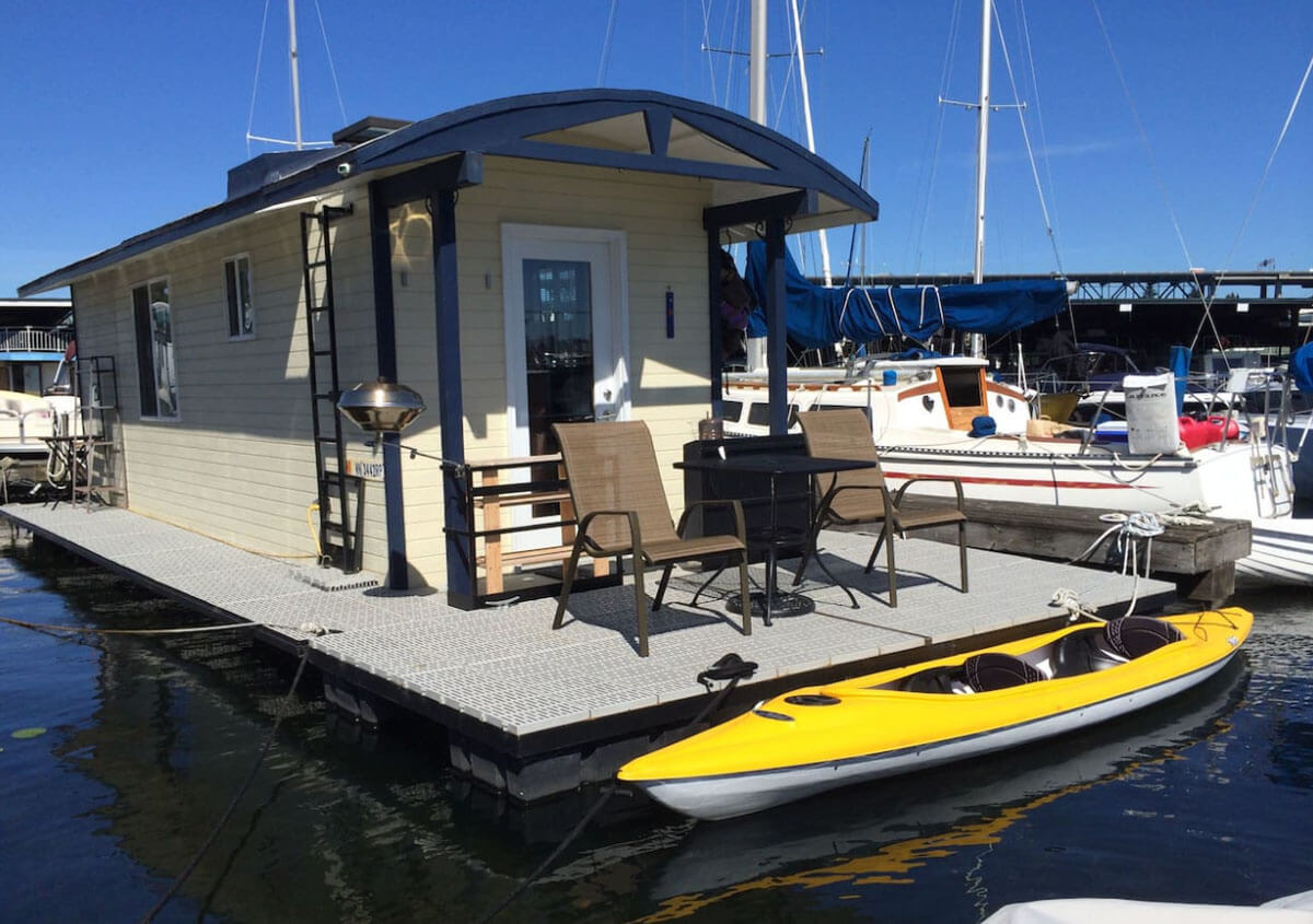 modern-houseboat-on-lake-union