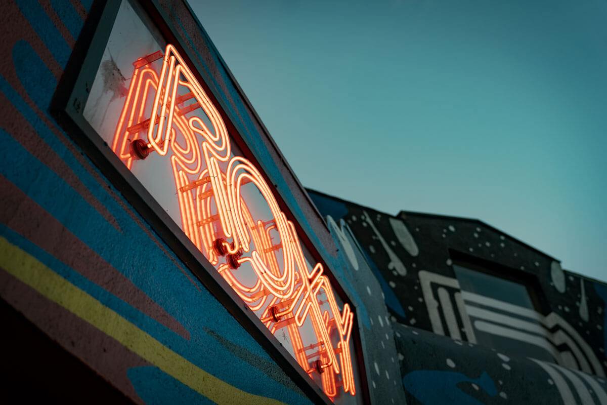 neon-sign-at-the-Roxy-Theatre-in-West-Hollywood-Los-Angeles