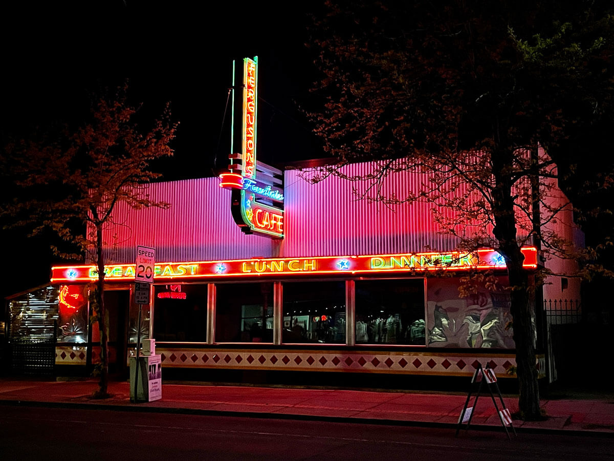 neon-signs-at-Fergusons-Fountain-Cafe-in-Garland-District-of-Spokane-Washington