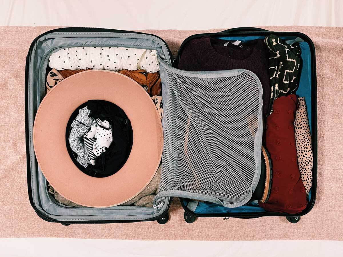 packing-a-hat-in-a-suitcase