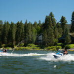 people-playing-on-Big-Bear-Lake-in-the-summer-on-jet-skis-in-California
