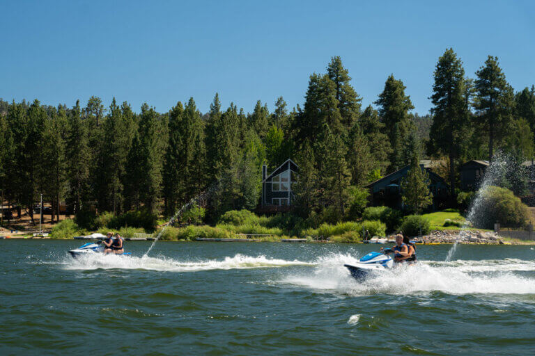 people-playing-on-Big-Bear-Lake-in-the-summer-on-jet-skis-in-California