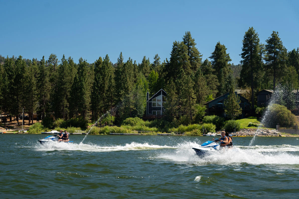 people-playing-on-Big-Bear-Lake-in-the-summer-on-jet-skis-in-California
