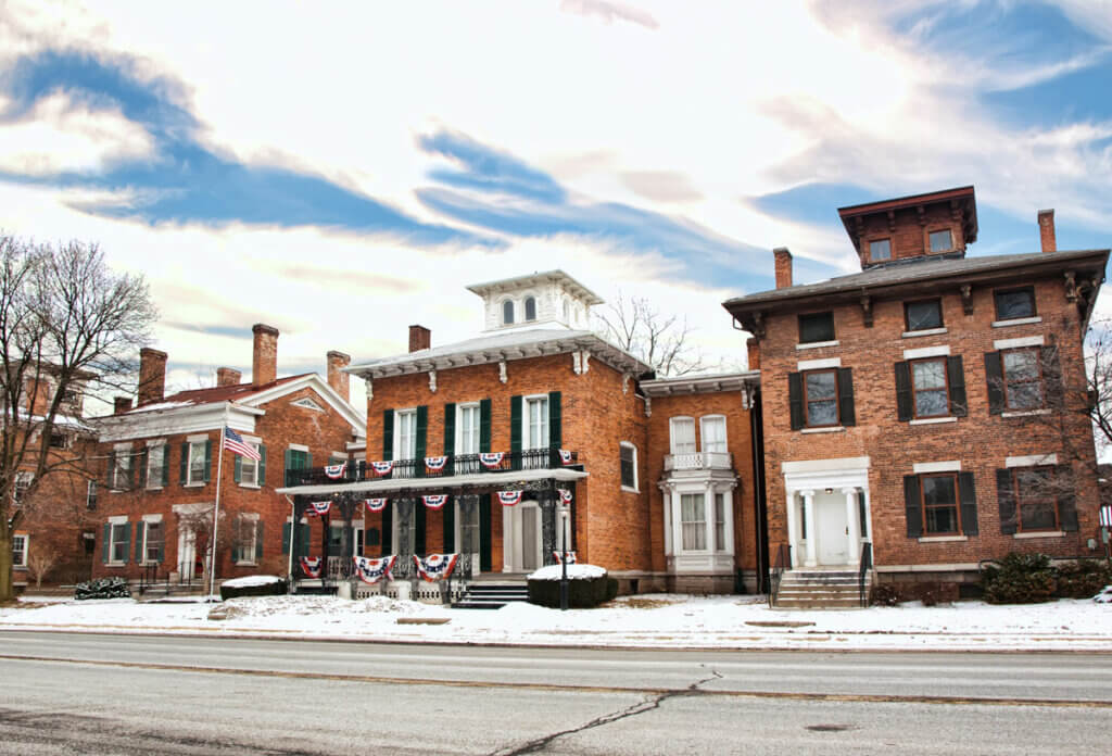 pretty-homes-in-Geneva-New-York-in-winter-in-the-Finger-Lakes