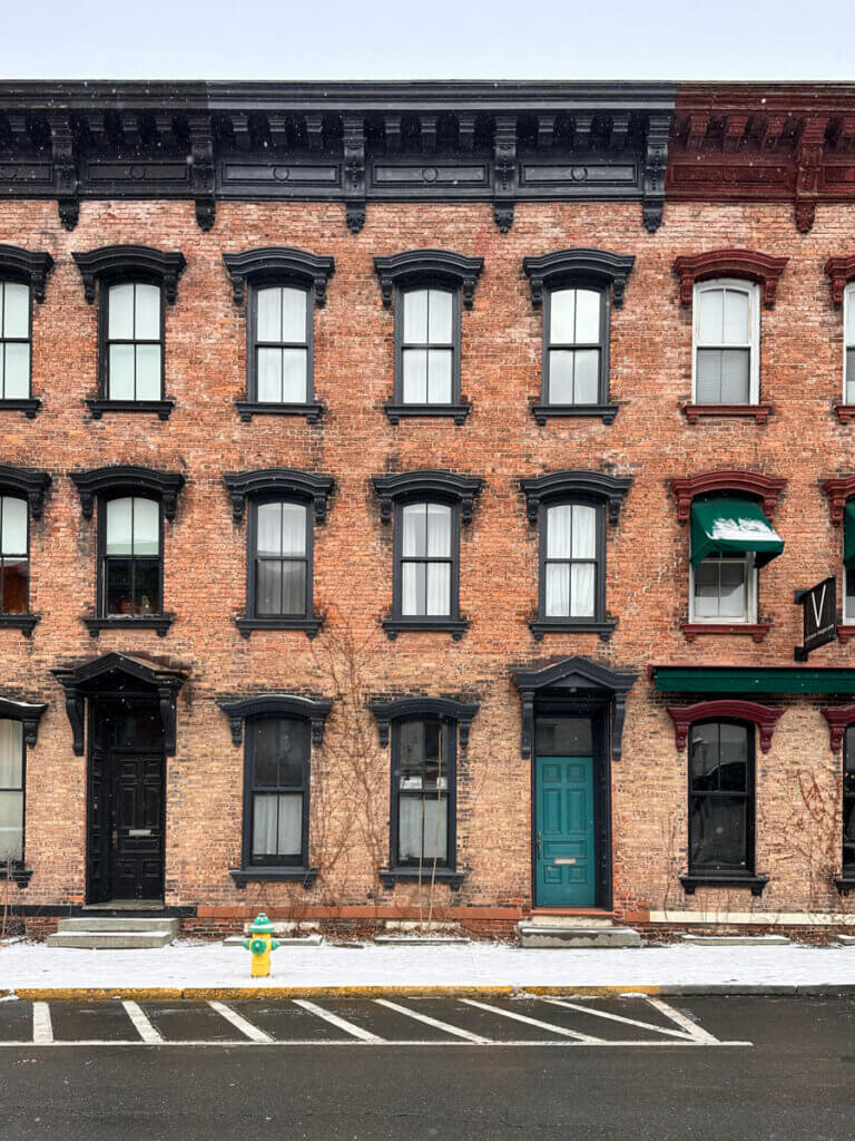 pretty-townhouses-in-downtown-Hudson-New-York-in-the-Hudson-Valley