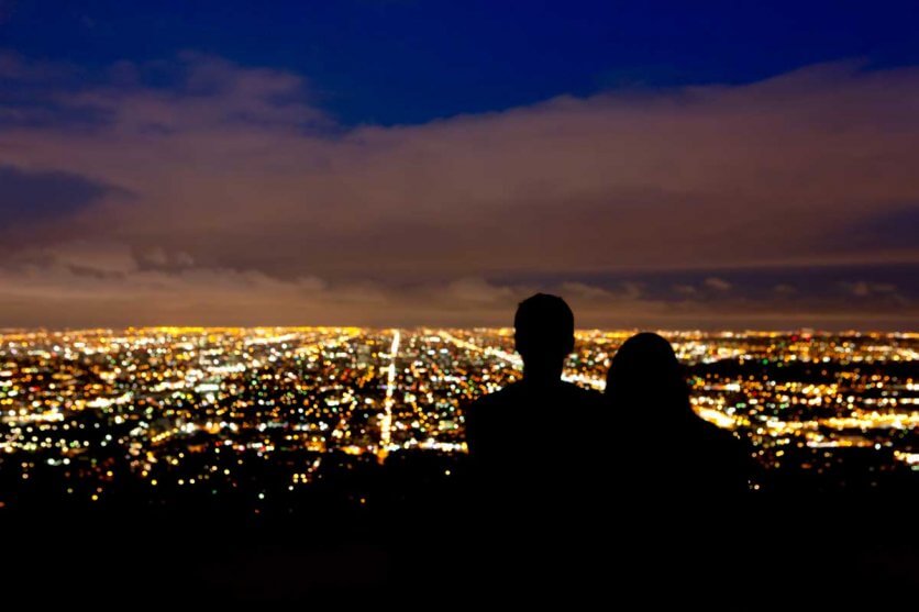 romantic-couple-in-los-angeles-enjoying-the-night-skyline