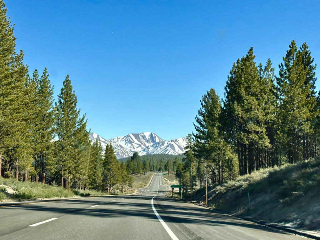 scenic-drive-on-the-way-to-Mammoth-Lakes-California