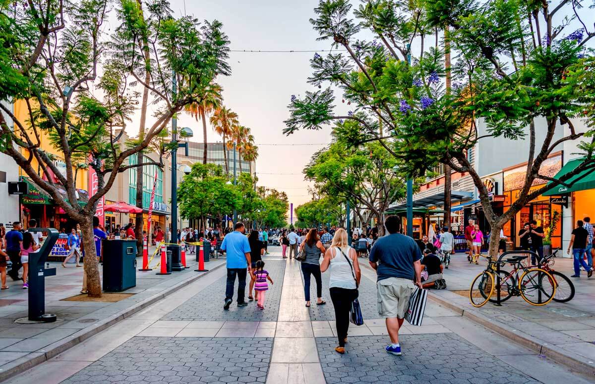 shopping-down-Third-Street-Promenade-in-Santa-Monica-Los-Angeles-California