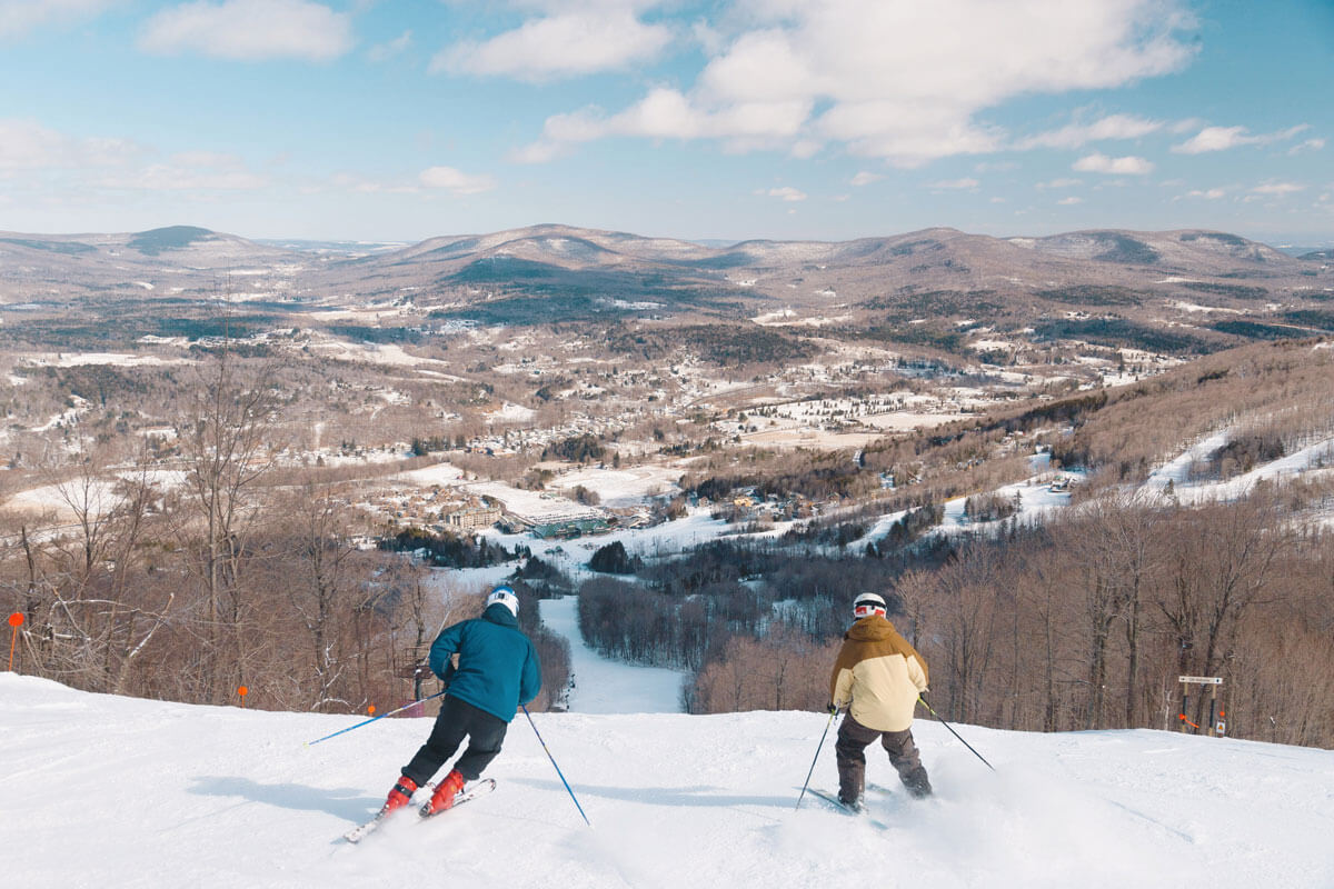 skiiers-going-down-Windham-Mountain-in-the-Catskills-New-York-in-winter-one-of-the-nearest-ski-resorts-to-NYC