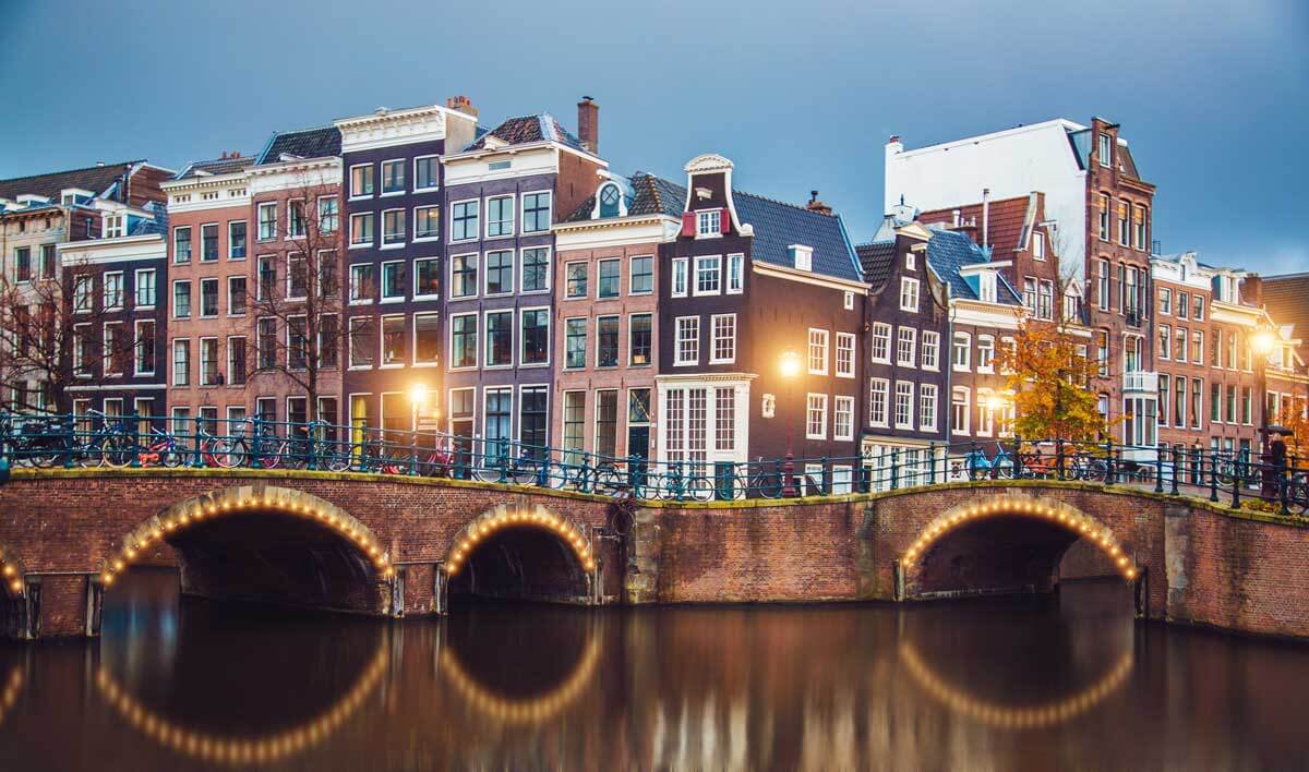 stunning-amsterdam-canals-and-typical-dutch-houses-in-the-evening-E73CYHW