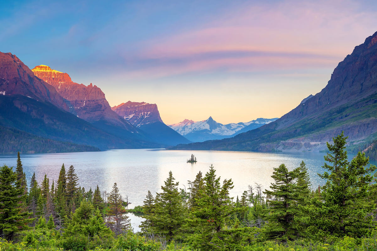 sunrise-at-St-Mary-Lake-in-Glacier-National-Park-in-Montana