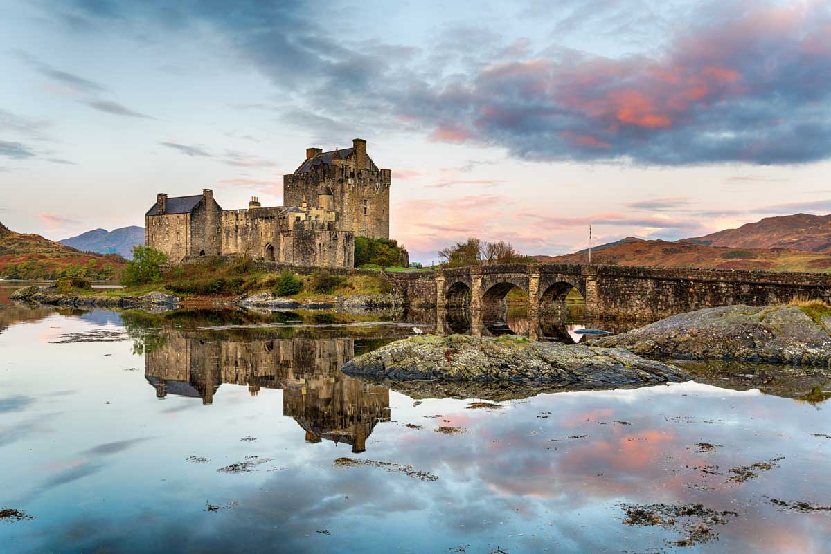 sunrise-over-eilean-donan-castle-in-scotland-highlands