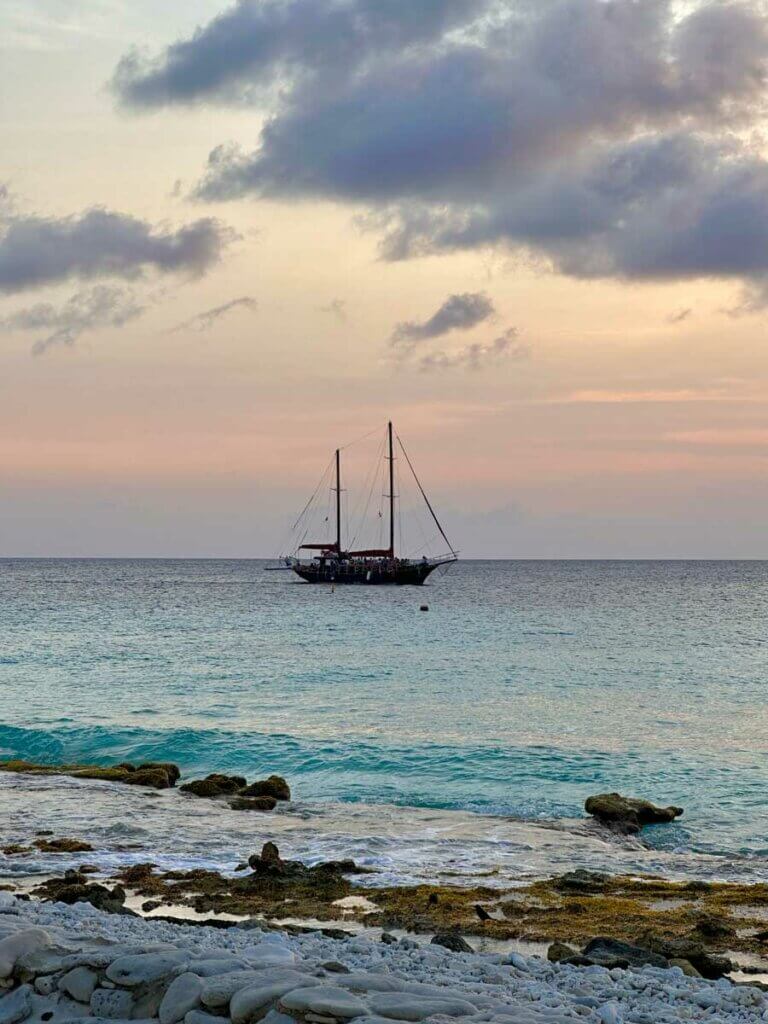 sunset-cruise-in-Bonaire-seen-from-Delfins-Beach-Resort