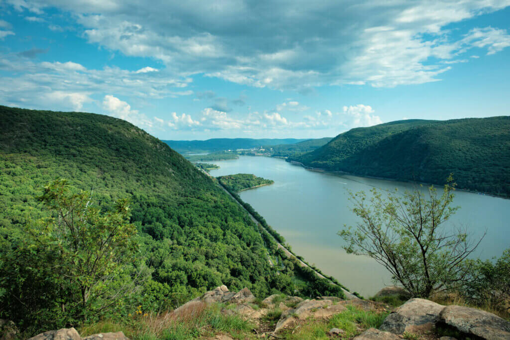 sweeping-view-from-Breakneck-Ridge-Hike-in-the-Hudson-Valley