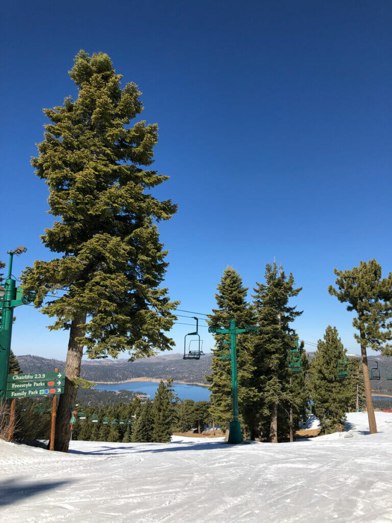 the-lift-at-Big-Bear-Mountain-in-Big-Bear-California-in-winter