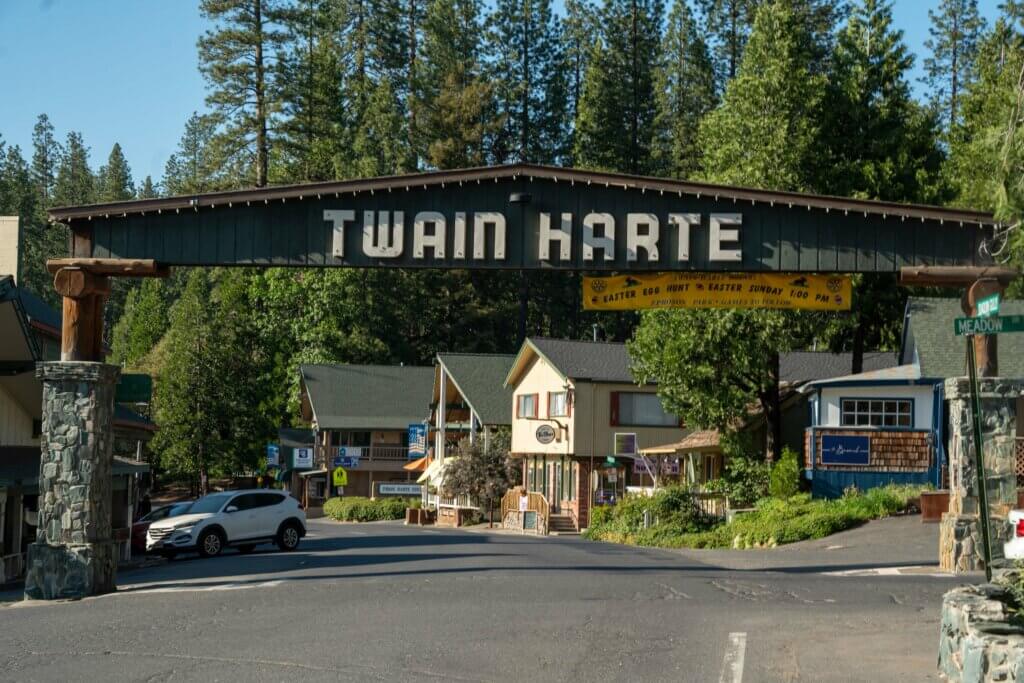 the welcome sign to Twain Harte in Tuolumne County California