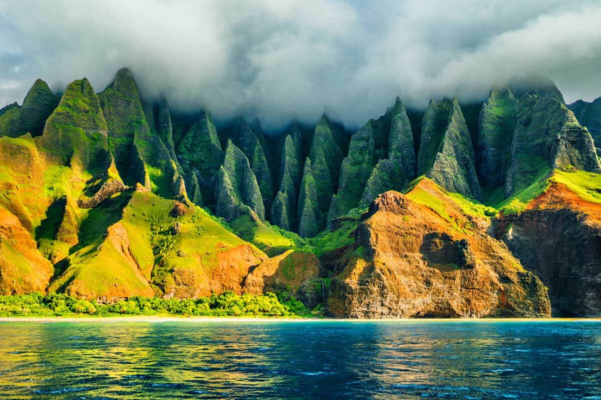 view-of-Na-Pali-coast,-Kauai,-Hawaii-from-the-water