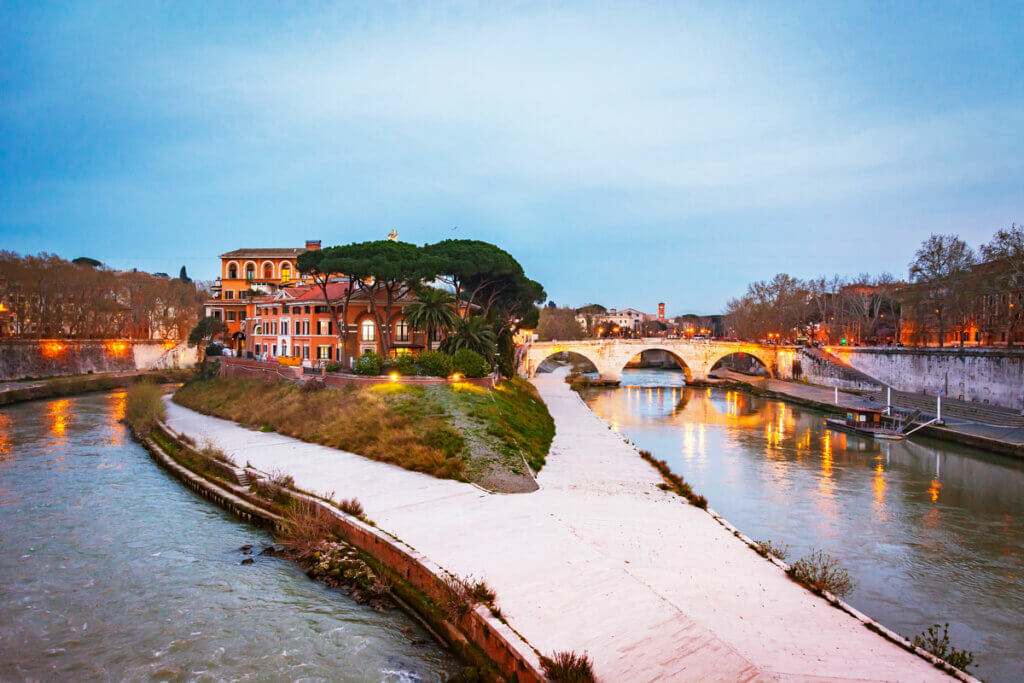 view-of-Tiber-Island-in-Rome-Italy