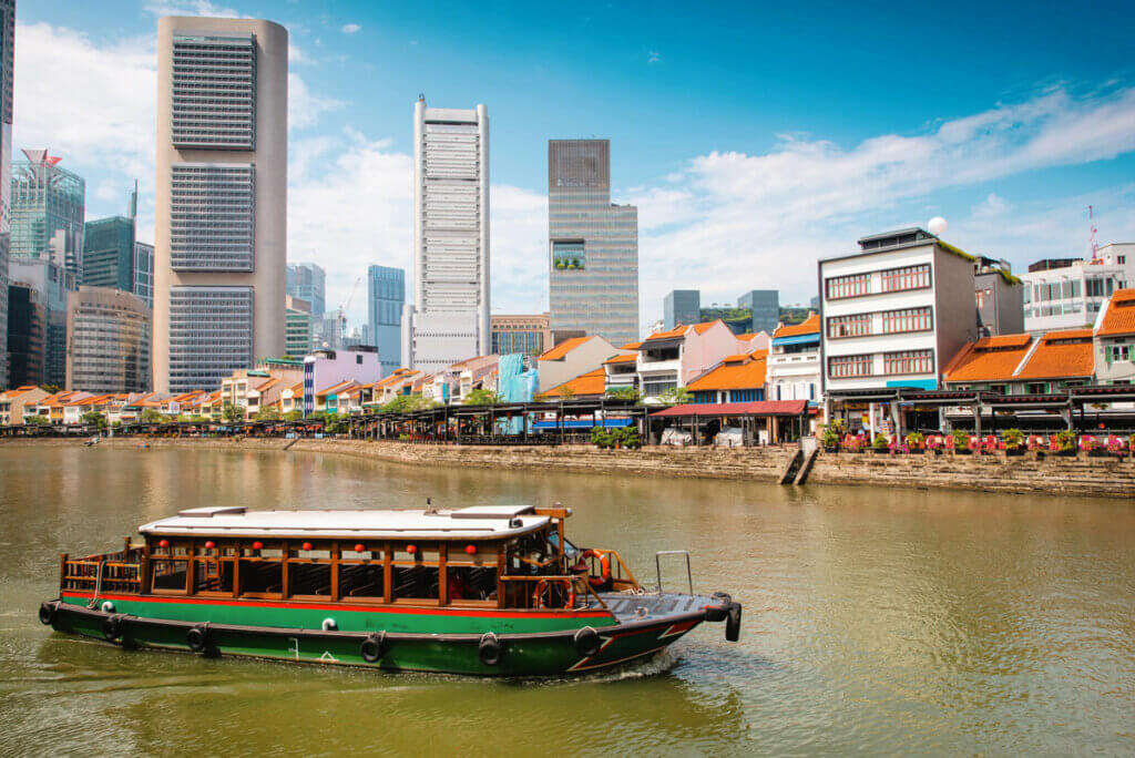 wooden-boat-on-Singapore-River-going-past-Clarke-Quay-in-Singapore